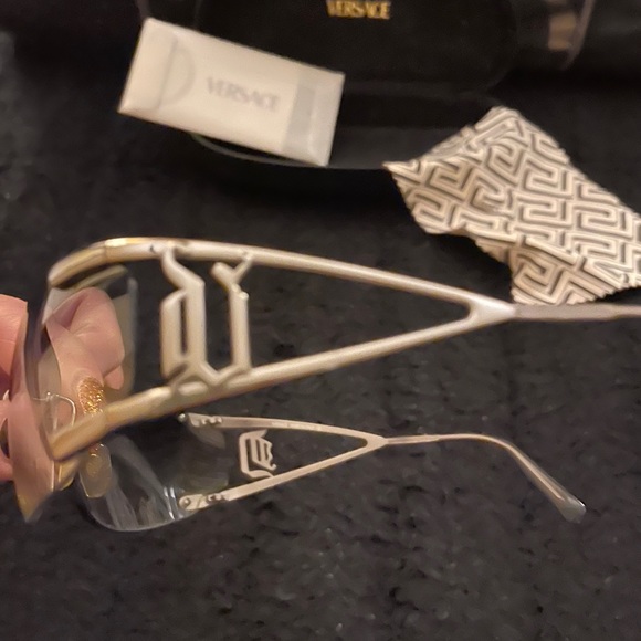 Versace wrap around sunglasses - Picture 3 of 7